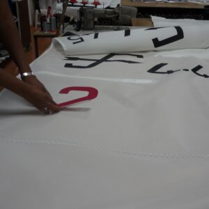 POSE POUR UN NUMERO DE VOILE