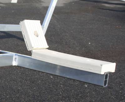 Patin articulé en plastique blanc sur un chariot de mise à l'eau catamaran en aluminium