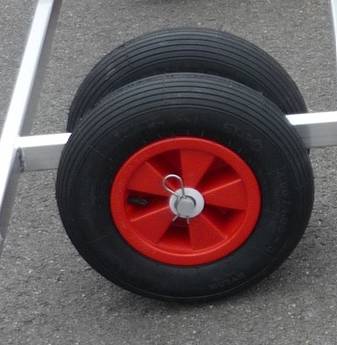 Roues gonflables de 400 mm à jante rouge sur un chariot de mise à l'eau catamaran